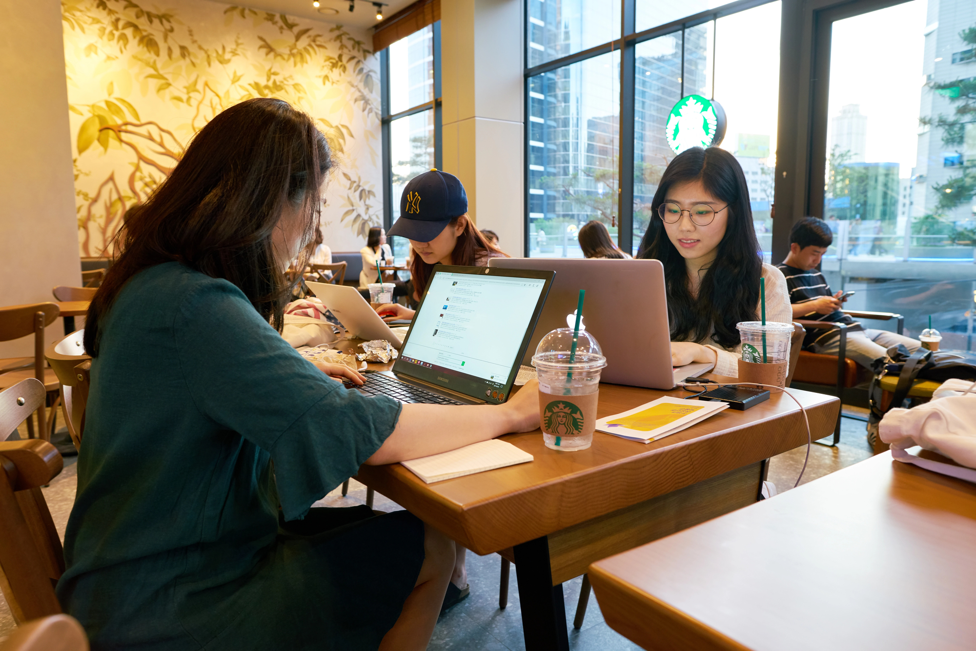 Starbucks en Corea prohíbe PCs de escritorio a sus cafeterías.